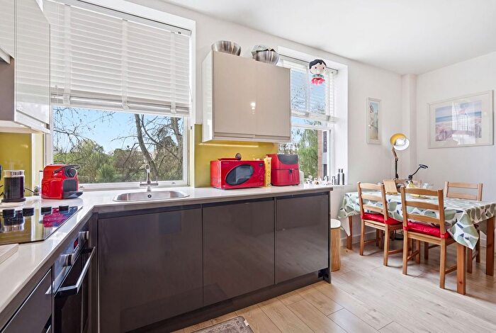 2 Bedroom Flat For Sale In New London Road, Gemini House, CM2