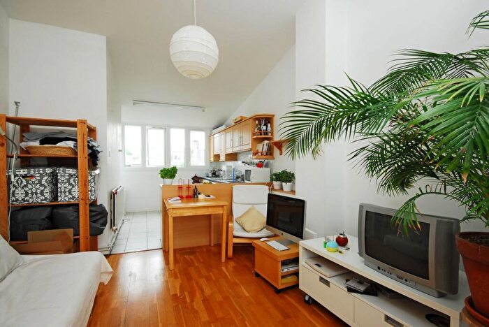 2 Bedroom Flat To Rent In Tregunter Road, Kensington, London, SW10