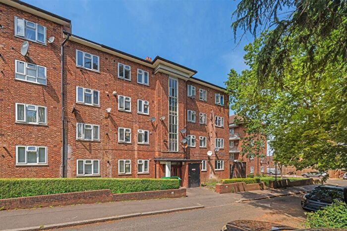 2 Bedroom Flat For Sale In Cedar Tree Grove, London, SE27
