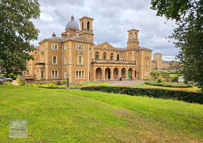 3 Bedroom Flat To Rent In Royal Drive, London, N11