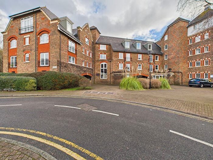 2 Bedroom Flat For Sale In Mortley Close, Tonbridge, TN9