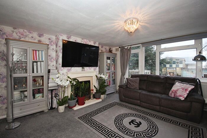 2 Bedroom Flat For Sale In Crown Way, Lillington, Leamington Spa, CV32