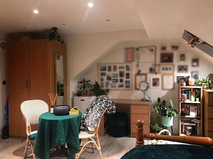 Studio To Rent In Mahlon Avenue, Ruislip, HA4