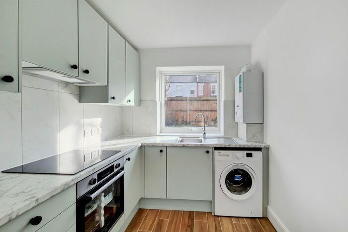 2 Bedroom Flat To Rent In St Andrews Court, Waynflete Street, Earlsfield, London, SW18