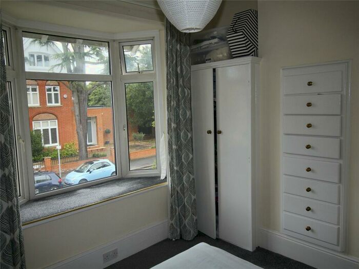 1 Bedroom Flat To Rent In Vicarage Road, Hampton Wick, Kingston Upon Thames, Surrey, KT1