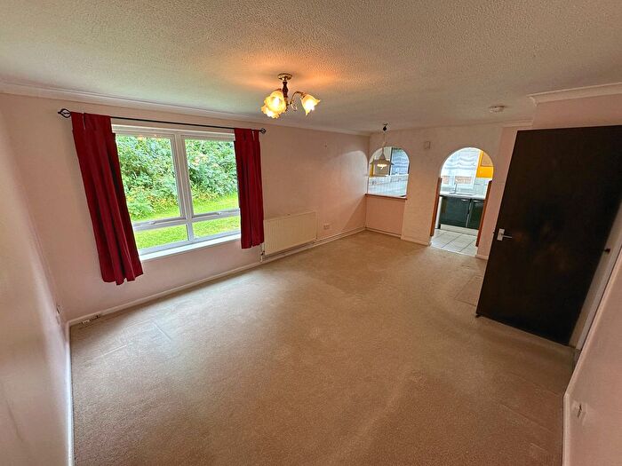 2 Bedroom Flat To Rent In Somerset Road, Bristol, BS20