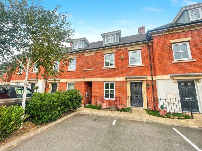 4 Bedroom Semi-Detached House To Rent In Rainbow Road, Erith, DA8