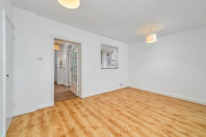 3 Bedroom Flat To Rent In Hazelhurst Rd, Tooting, SW17