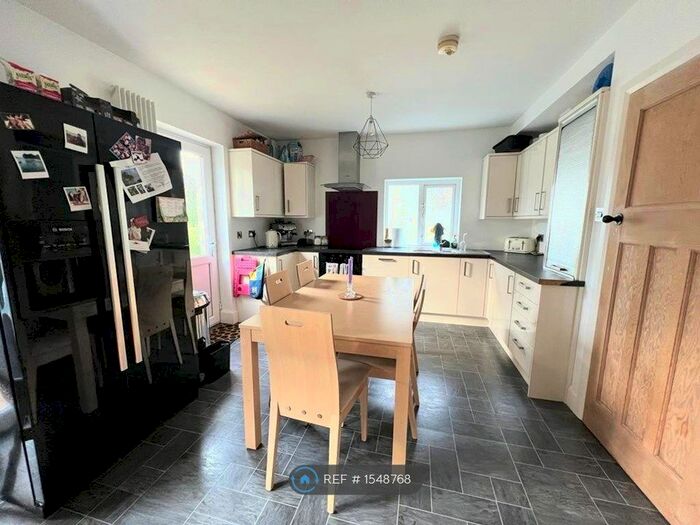 3 Bedroom Semi-Detached House To Rent In Wensley View, Leeds, LS7