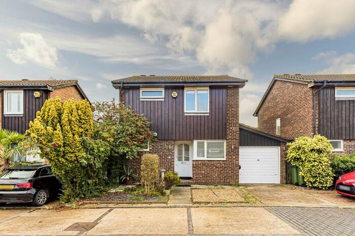 4 Bedroom Detached House To Rent In Morland Close, Hampton, TW12