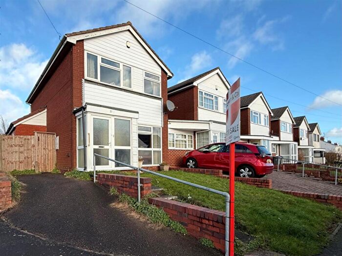 3 Bedroom Link Detached House For Sale In Aubrey Road, Quinton, Birmingham, B32