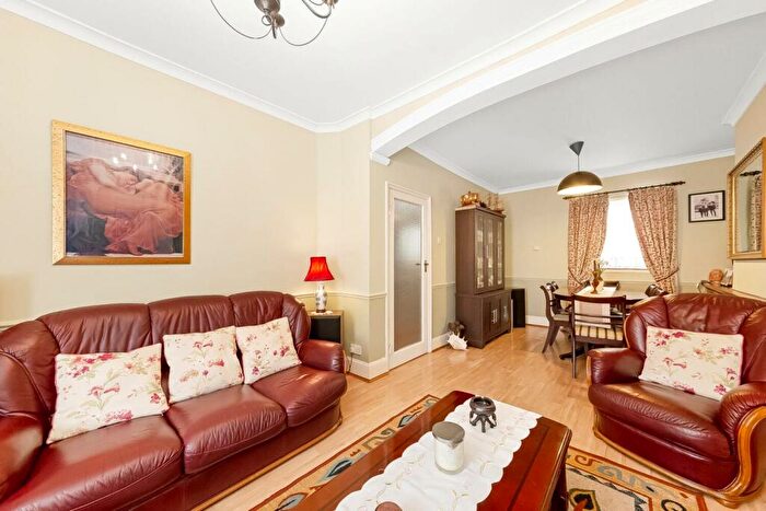 3 Bedroom End Of Terrace House For Sale In Mayall Road, Herne Hill, SE24