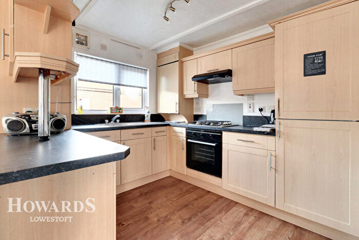 3 Bedroom Chalet For Sale In Beach Farm, Arbor Lane, Lowestoft, NR33