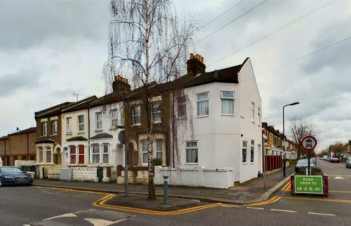 2 Bedroom End Of Terrace House For Sale In Harrow Road, Leytonstone, London, E11