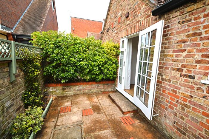 1 Bedroom Ground Maisonette To Rent In High Street, Bagshot, GU19