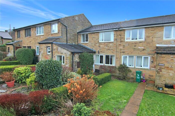 3 Bedroom Town House For Sale In College Court, Bradley, BD20