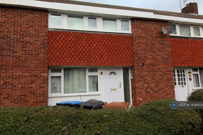 4 Bedroom Semi-Detached House To Rent In Finch Close, Hatfield, AL10