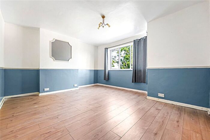 3 Bedroom Flat For Sale In Valley Side Parade, Chingford, London, E4