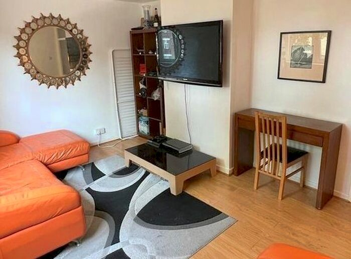 2 Bedroom Flat To Rent In Alfred Street, Bow, London, E3
