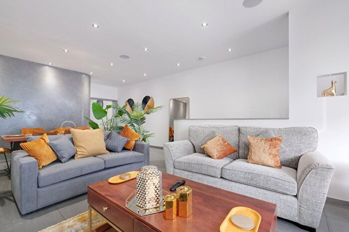 3 Bedroom Detached House To Rent In Hartfield Crescent, London, SW19