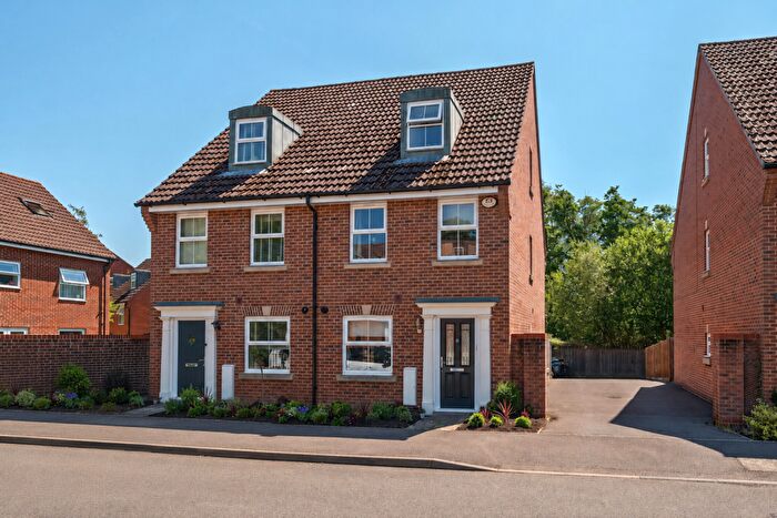 3 Bedroom Town House For Sale In Kirby Drive, Bramley, RG26