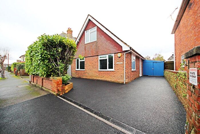 3 Bedroom Bungalow To Rent In Grove Road East, Christchurch, BH23