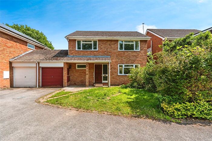 4 Bedroom Link Detached House For Sale In Woodpecker Drive, Marchwood, Southampton, Hampshire, SO40
