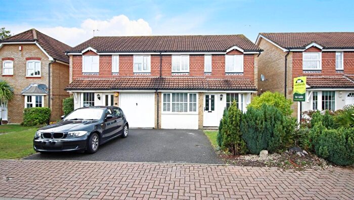 3 Bedroom Semi Detached House For Sale In Ropeland Way, Horsham, RH12