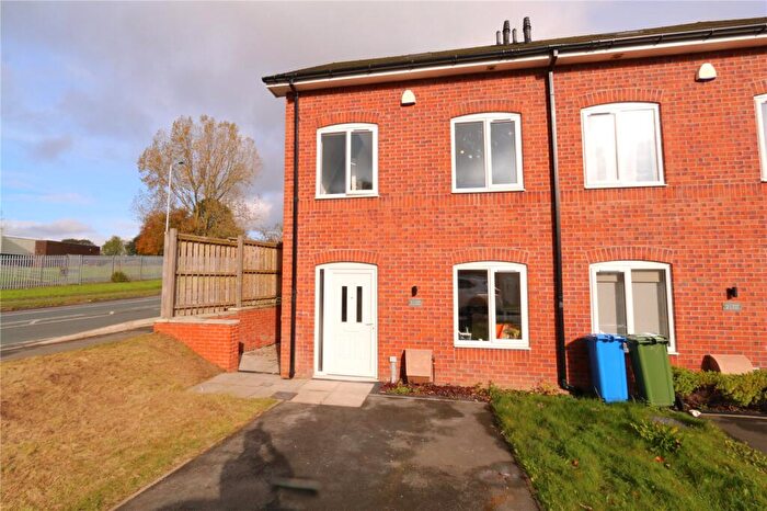 3 Bedroom Semi-Detached House To Rent In Hillside Close, Hyde, SK14