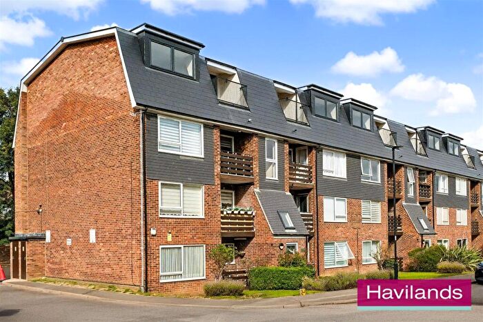 2 Bedroom Flat For Sale In Freshfield Drive, London, N14