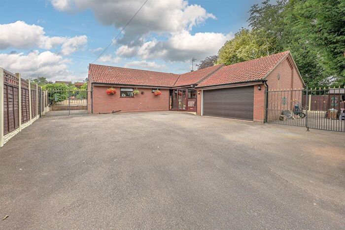 3 Bedroom Detached Bungalow For Sale In Cross Street, Kingswinford, DY6