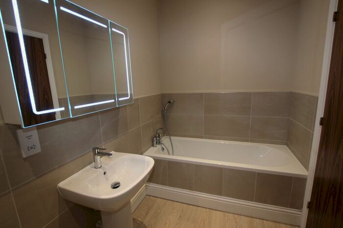 1 Bedroom Flat To Rent In Clinton House, Clinton Terrace, The Park, NG7