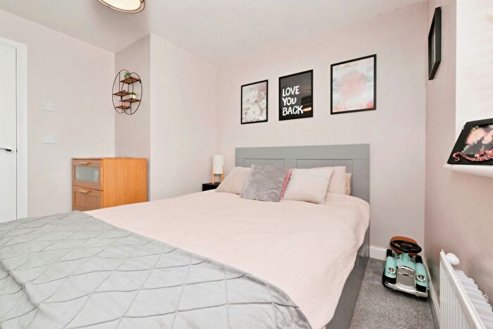 2 Bedroom Flat For Sale In Fieldfare Way, Harlow, CM17