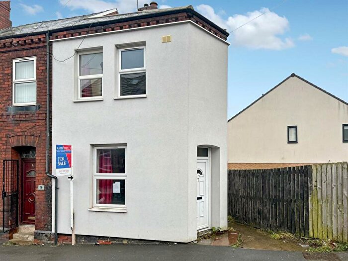 1 Bedroom End Of Terrace House For Sale In Barras Garth Road, Wortley, Leeds, LS12