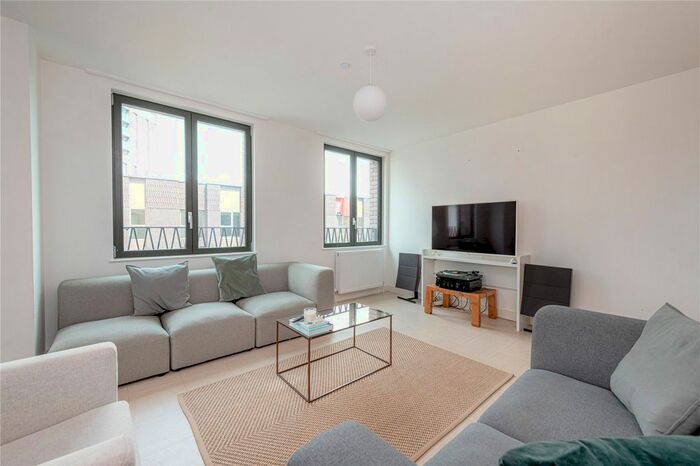 3 Bedroom Flat To Rent In York Way, London, N1C