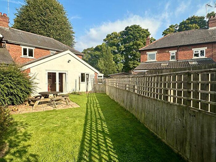 3 Bedroom Semi-Detached House For Sale In Wykham Place, Banbury - Large Extension, OX16