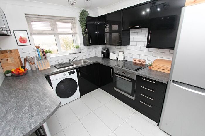 1 Bedroom Flat For Sale In West View Court, Mounts Road, Greenhithe, DA9