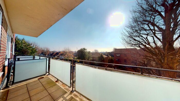 2 Bedroom Flat To Rent In The Drive, Hove, BN3