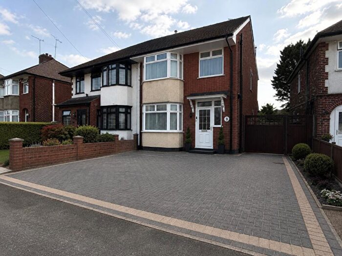 5 Bedroom Semi-Detached House For Sale In Austin Road, Luton, LU3