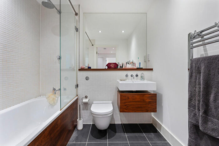 2 Bedroom Apartment For Sale In Tiltman Place, Finsbury Park, Islington, N7