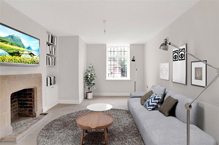 1 Bedroom Flat To Rent In Queens Close, Lammas Lane, Esher, Surrey, KT10