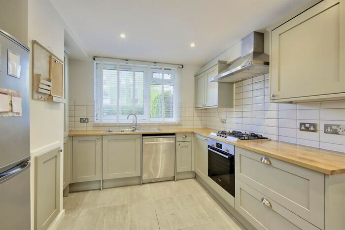3 Bedroom Flat To Rent In Searles Close, SW11