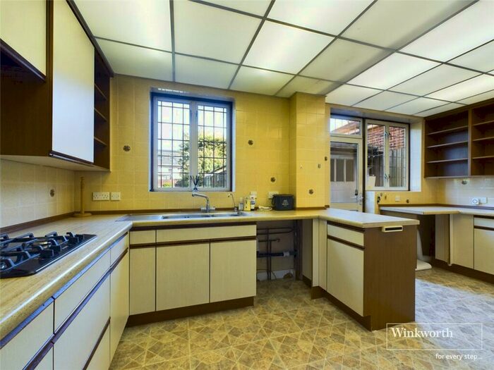 5 Bedroom Semi-Detached House To Rent In Salmon Street, London, NW9