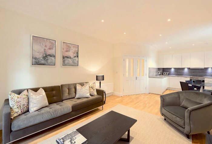 3 Bedroom Flat To Rent In Hamlet Gardens, Ravenscourt Park, London, W6