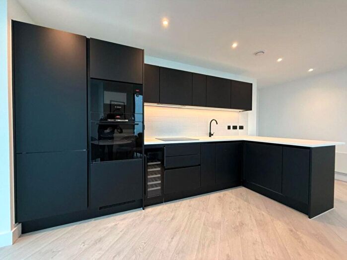 2 Bedroom Flat To Rent In Vista River Tower, Trinity Way, Manchester, M3