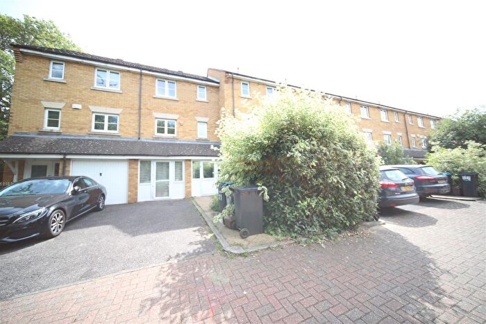 6 Bedroom Property For Sale In Westminster Drive, London, N13