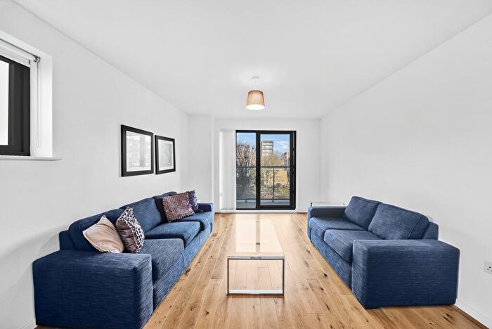 2 Bedroom Apartment To Rent In Chi Building, Crowder Street, E1