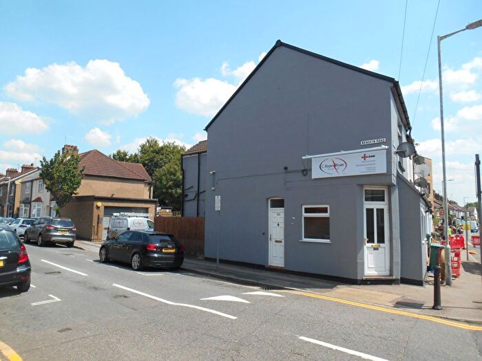 2 Bedroom Flat To Rent In Hagden Lane, Watford, WD18