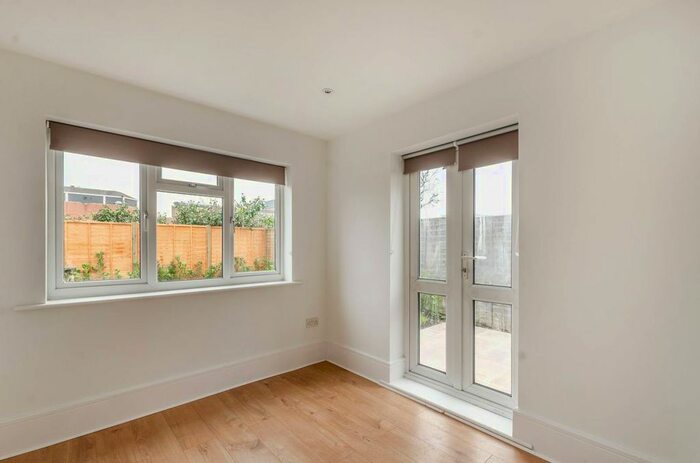 3 Bedroom Flat To Rent In Alexandra Road, Wimbledon, London, SW19
