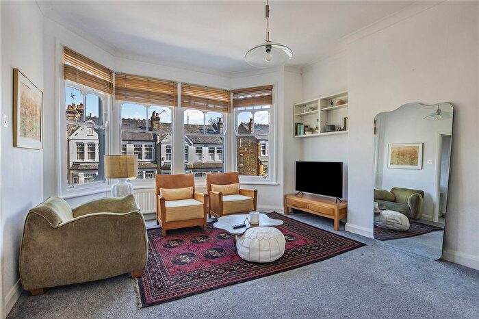 2 Bedroom Flat For Sale In Rosebery Road, London, N10